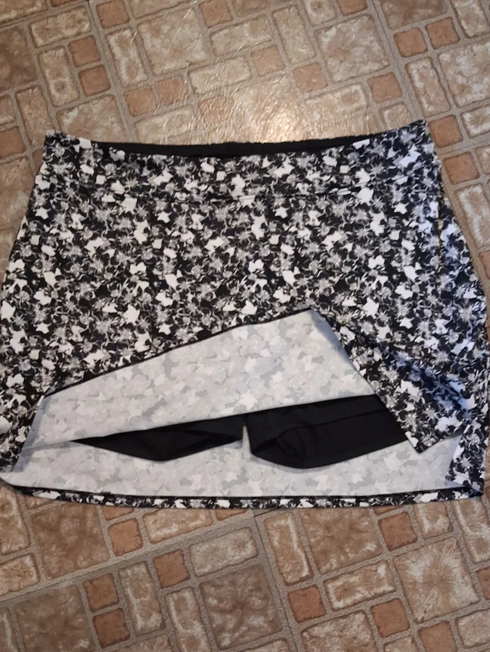 Tranquility by Colorado Clothing Black & White Floral Skort Size L